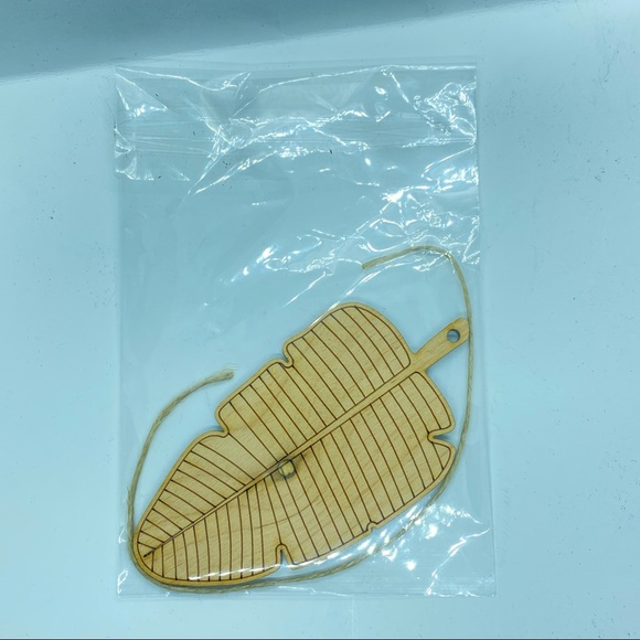 Wooden leaf ornament - Picture 4 of 4